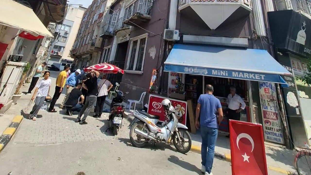 Hatay'da Çay İçerken Başına Beton Parçası Düştü (2)