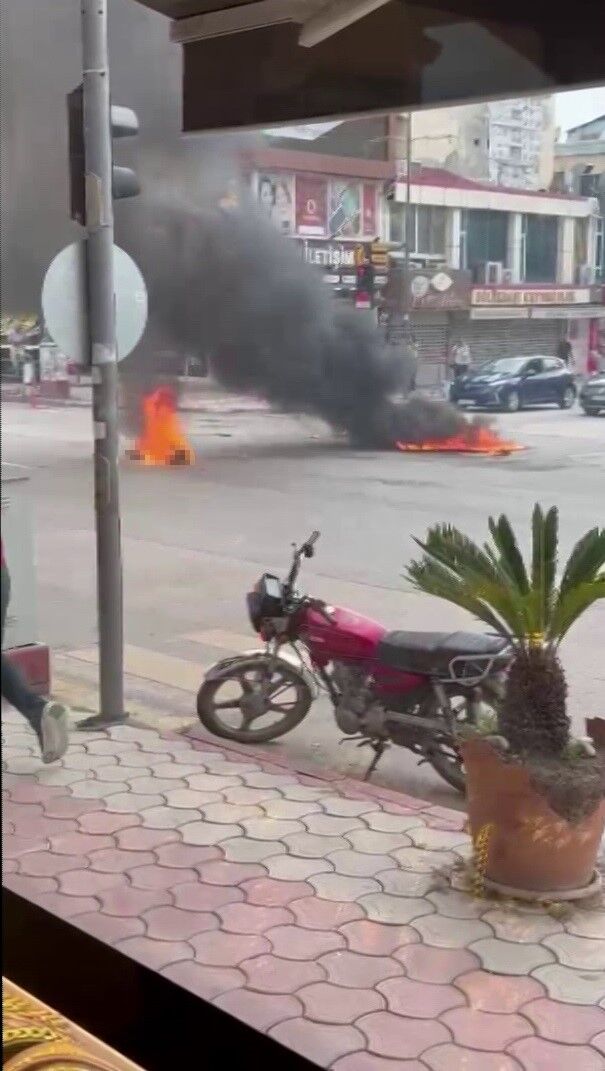 Hatay'da Şahıs Üzerine Benzin Döküp Kendini Yaktı! Korku Dolu Anlar Kamerada1