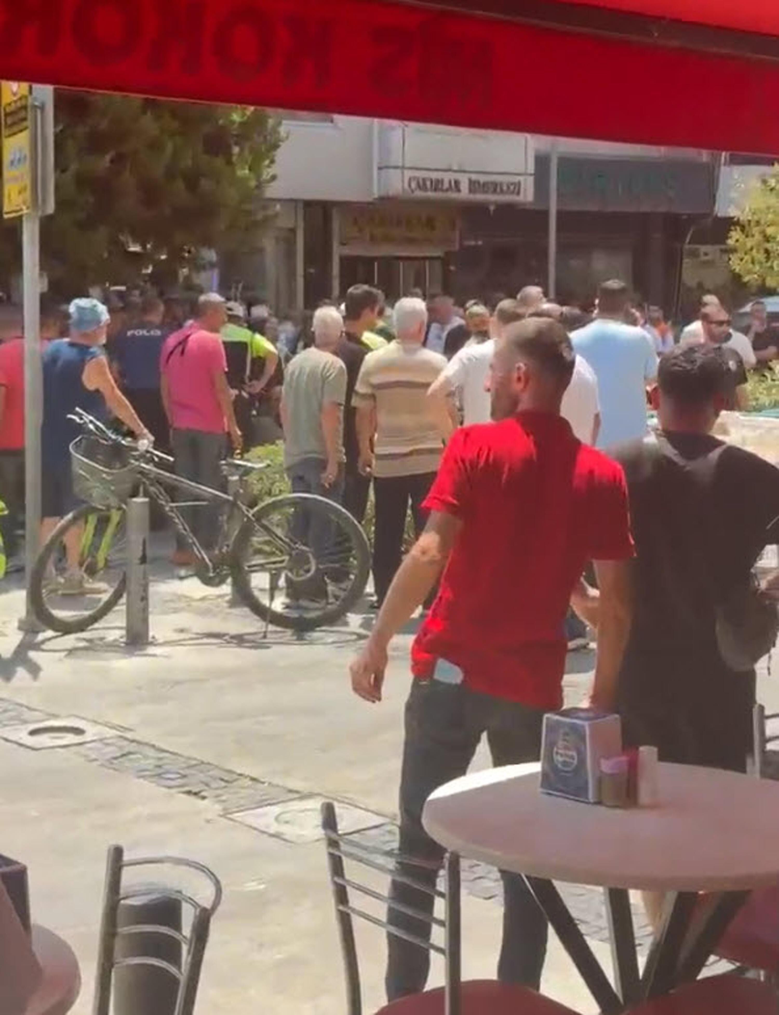 İzmir'de husumetliler arasında silahlı kavga: 1 yaralı