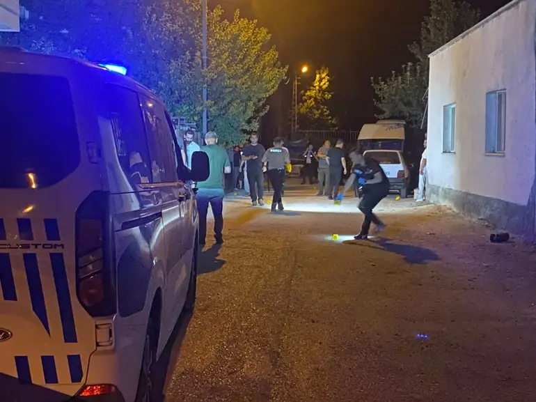 İki Grup Arasında Silahlı Kavga 1'I Ağır 4 Kişi Yaralandı (3)
