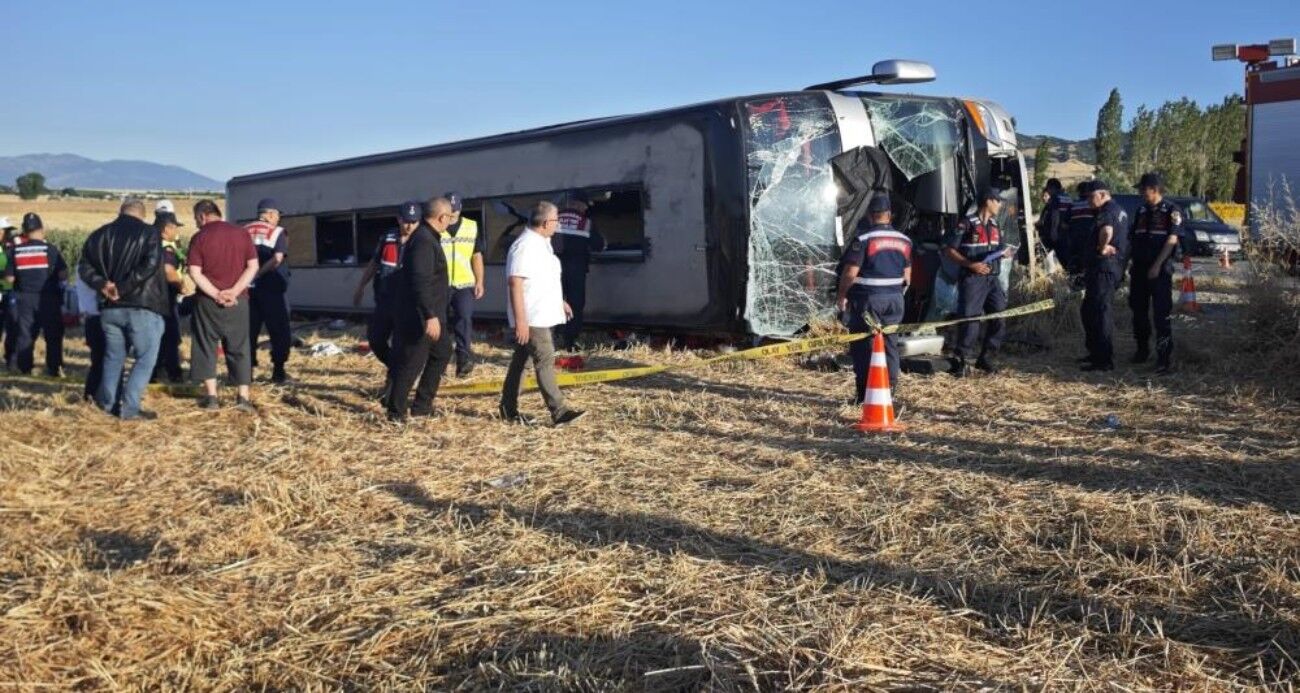 Çift katlı otobüs devrildi: 2’si ağır 46 yaralı