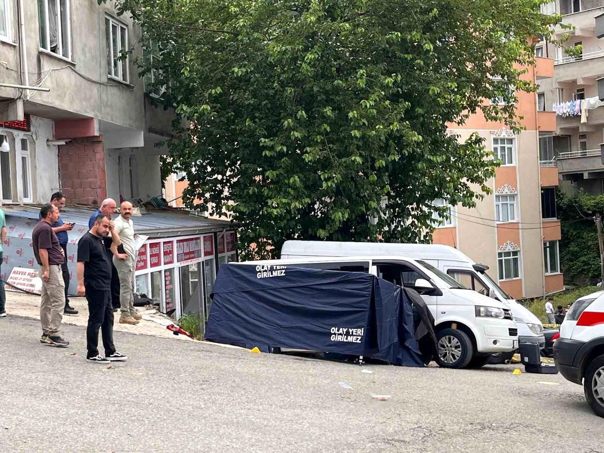 İş Yerinin Önünde Kanlı Pusu: Ağabeyi, Yengesi ve Yeğenini Öldürdü