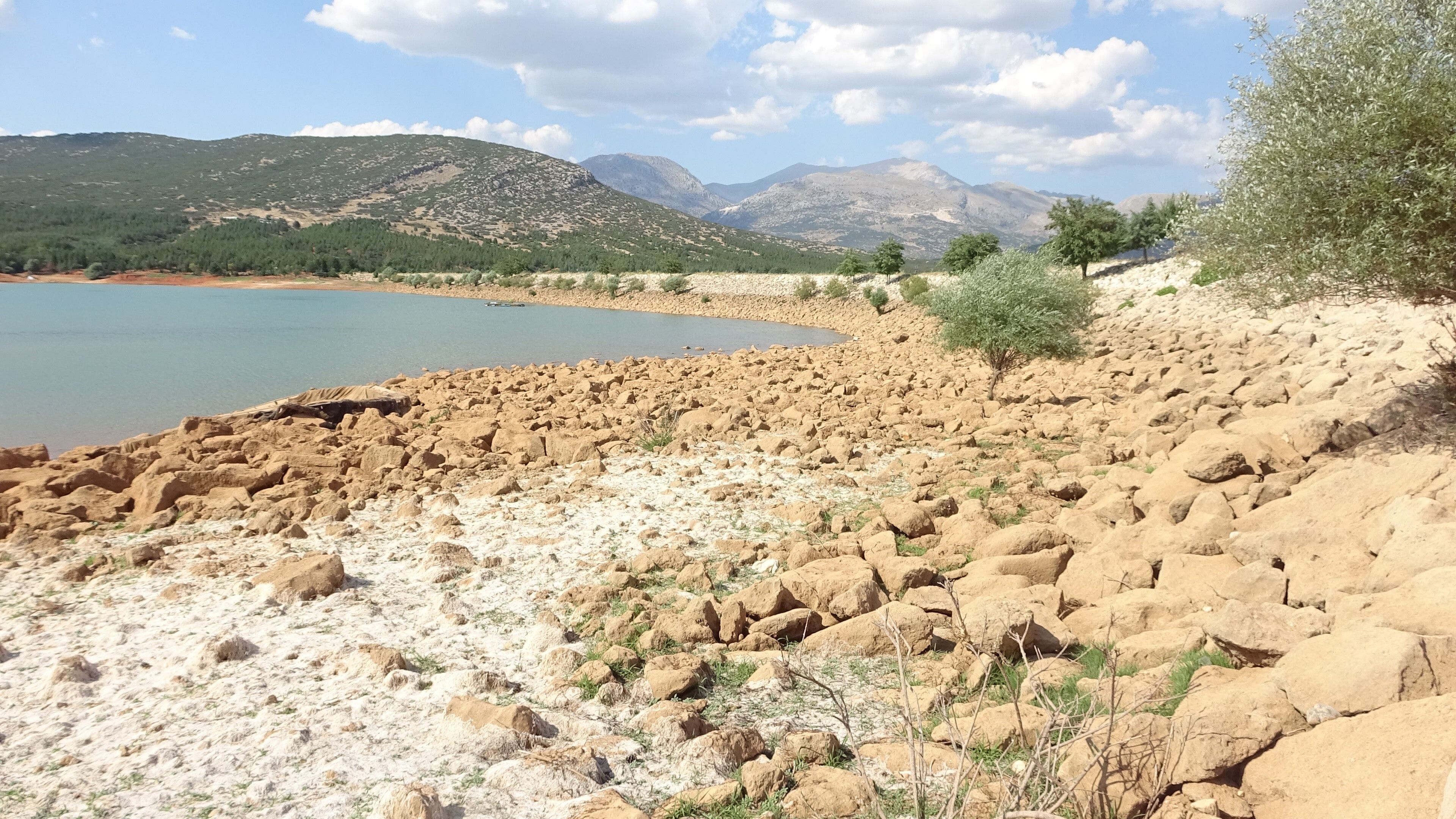 Isparta'daki Atabey Göleti'nde Obruk Alarmı! Suyun Çekildiği Bölgede Inceleme Başlatıldı (4)