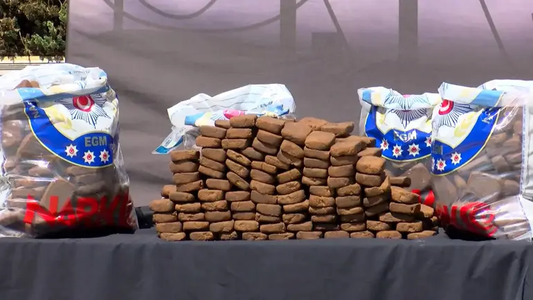 İstanbul'da Operasyonlarda Ele Geçirilen 1 Ton 163 Kilogram Uyuşturucu Emniyette Sergilendi