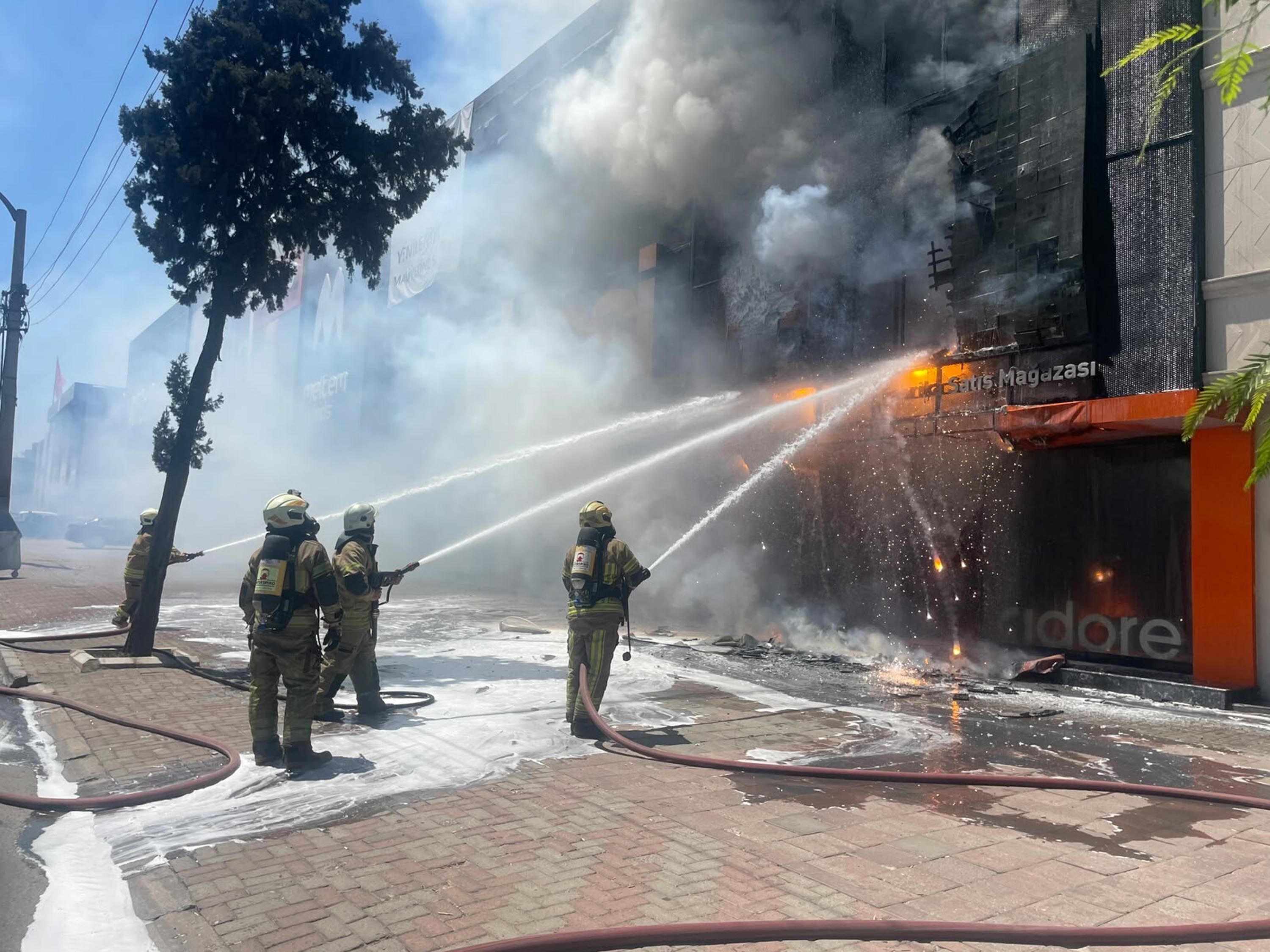 İzmir Karabağlar'da Mobilya Mağazasında Yangın! Ekipler Seferber Oldu (1)
