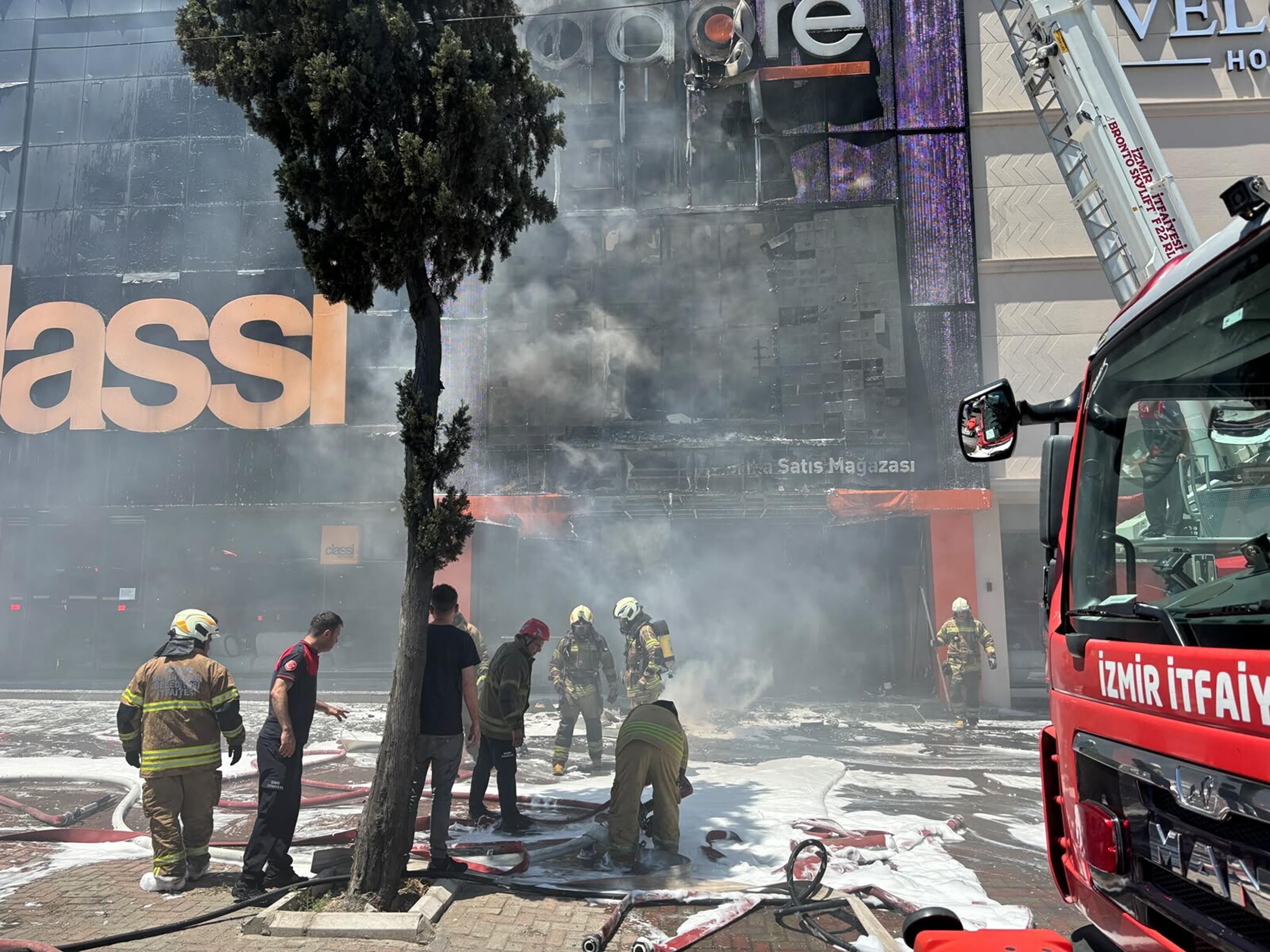 İzmir Karabağlar'da Mobilya Mağazasında Yangın! Ekipler Seferber Oldu (2)