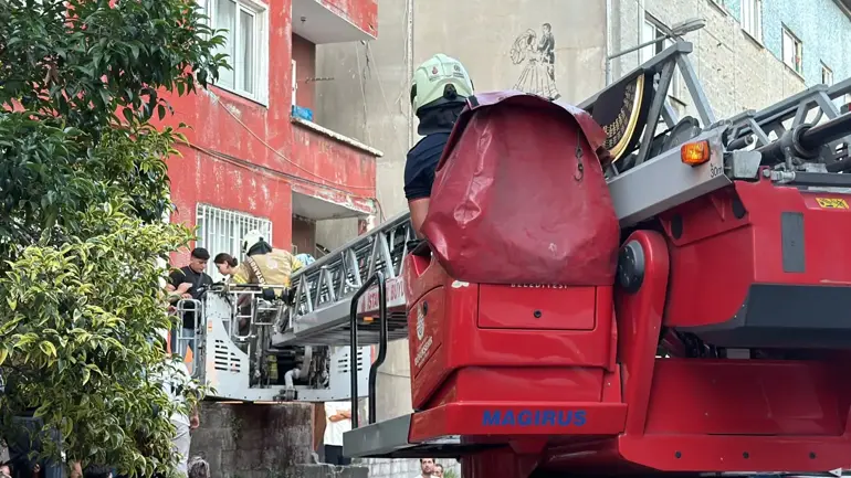 Kağıthane’de 5 Katlı Binada Yangın; 4 Kişi Dumandan Etkilendi