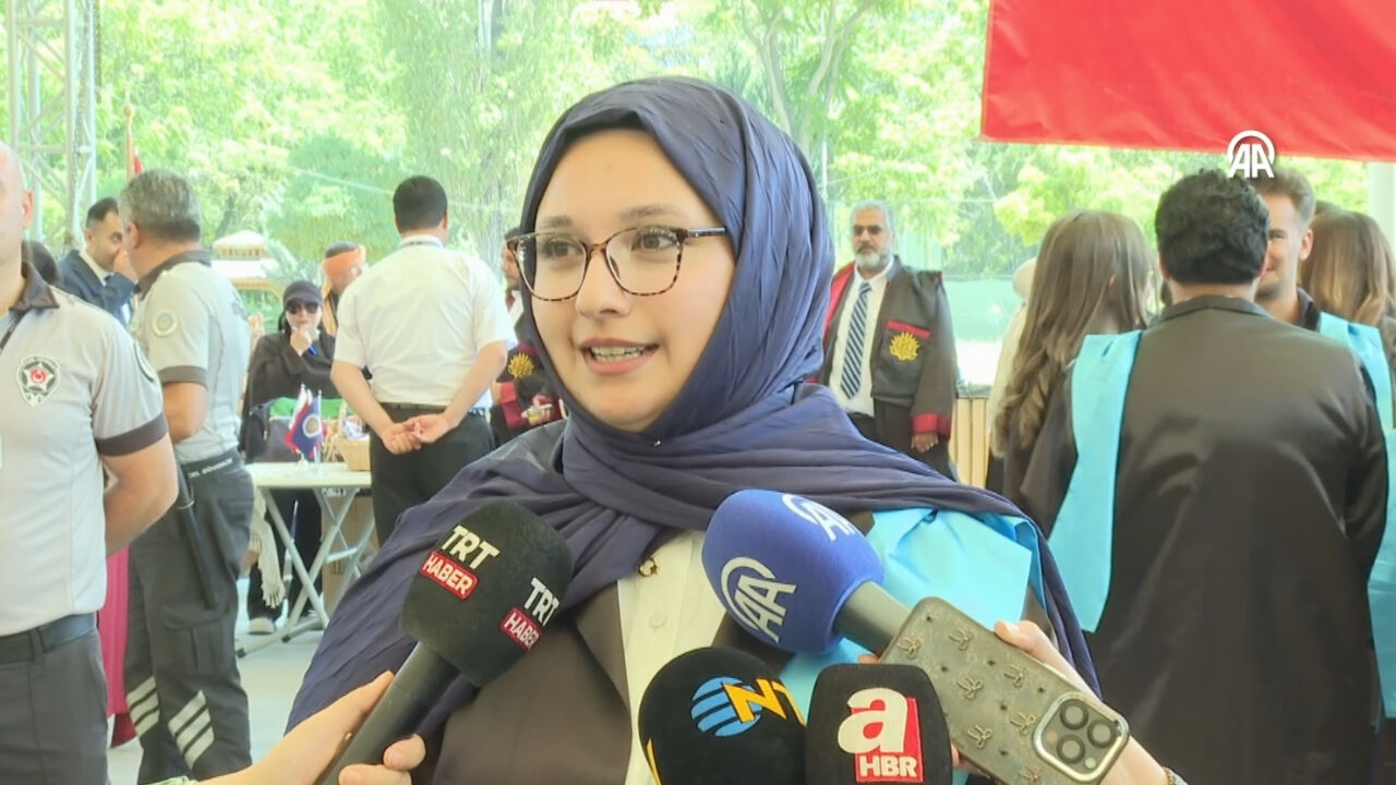 Kahramanmaraş Depreminden Sağ Kurtulan Aleyna Üniversiteden Mezun Oldu (1)