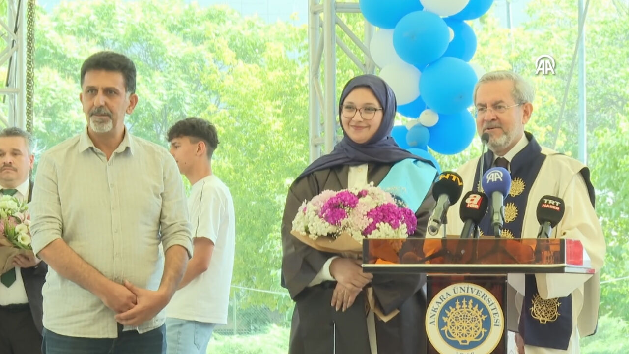 Kahramanmaraş Depreminden Sağ Kurtulan Aleyna Üniversiteden Mezun Oldu