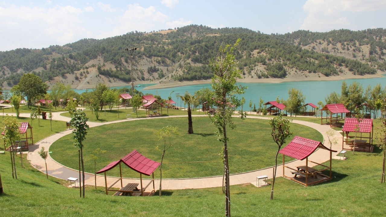 Kahramanmaraş Menzelet Baraj Gölü Mesire Alanı Nerede, Nasıl Gidilir, Giriş Ücretli Mi (2)