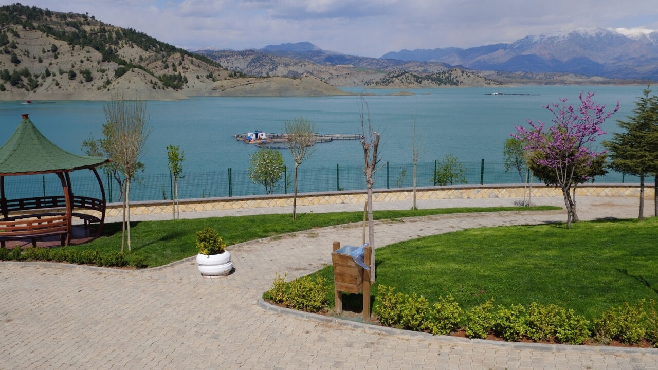 Kahramanmaraş Menzelet Baraj Gölü Mesire Alanı Nerede, Nasıl Gidilir, Giriş Ücretli Mi (9)
