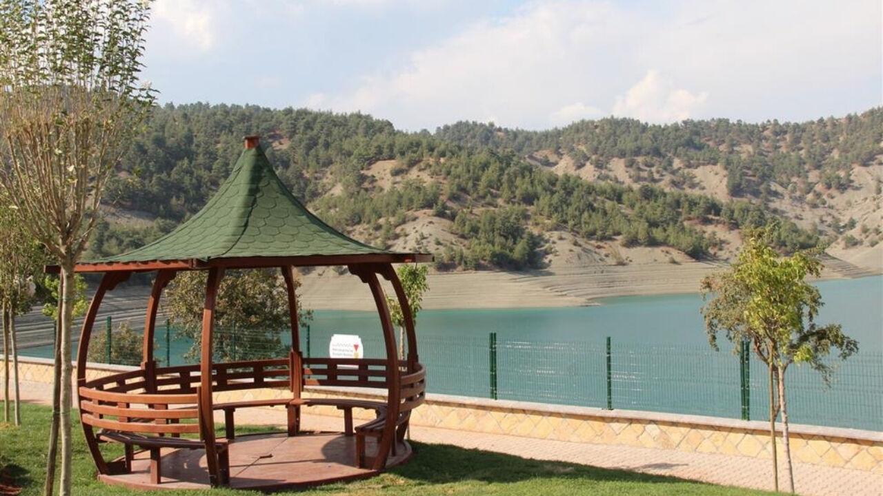 Kahramanmaraş Menzelet Baraj Gölü Mesire Alanı Nerede, Nasıl Gidilir, Giriş Ücretli Mi