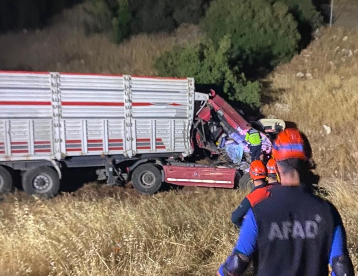 Kahramanmaraş'ta Arkadan Çarpan Tır Şarampole Uçtu! 1 Yaralı (1)