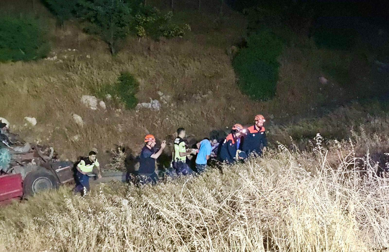 Kahramanmaraş'ta Arkadan Çarpan Tır Şarampole Uçtu! 1 Yaralı (2)
