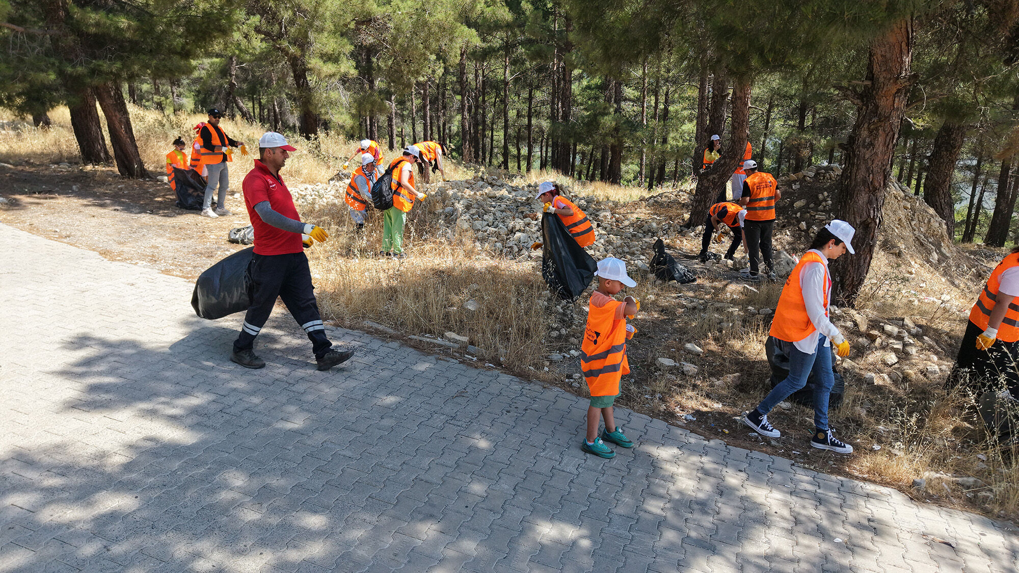Kahramanmaraş'ta Doğa İçin Seferberlik! Vatandaşlar Atıkları Tek Tek Topladı (4)
