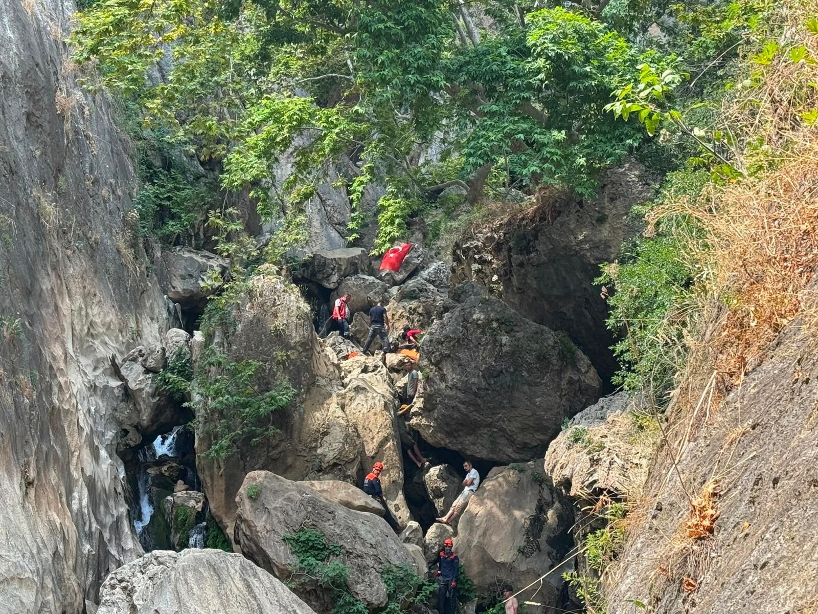 Kahramanmaraş'ta Döngel Mağarası'nda 14 Yaşındaki Çocuk Mahsur Kaldı (2)