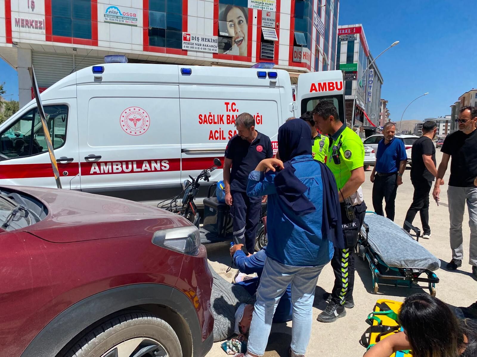 Kahramanmaraş'ta Elektrikli Araç Park Halindeki Otomobile Çarptı 2 Yaralı-1