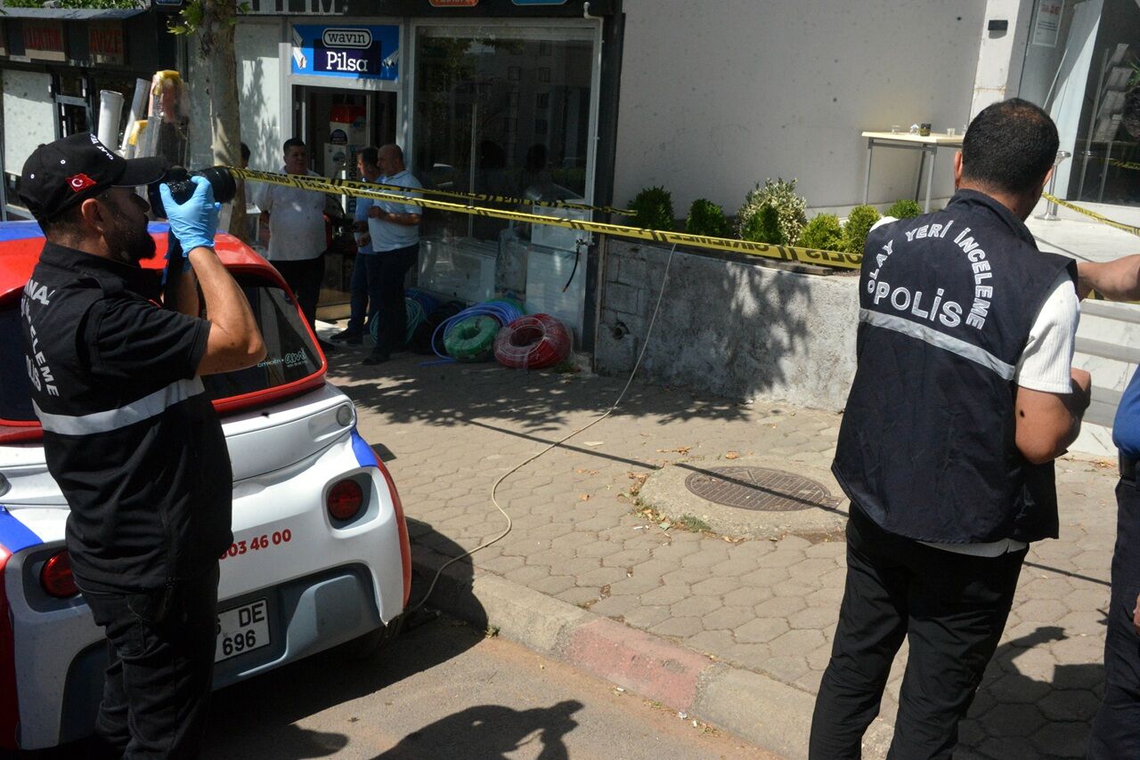 Kahramanmaraş'ta Emlak Ofisine Silahlı Saldırı İş Yeri Sahibi Yaralandı (4)