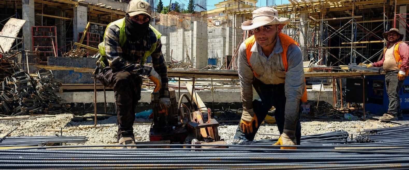 Kahramanmaraş'ta İnşaat İşçileri 45 Derecede Deprem Konutlarını İnşa Ediyor (1)