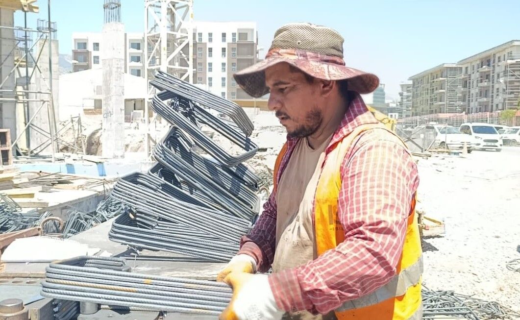 Kahramanmaraş'ta İnşaat İşçileri 45 Derecede Deprem Konutlarını İnşa Ediyor (4)