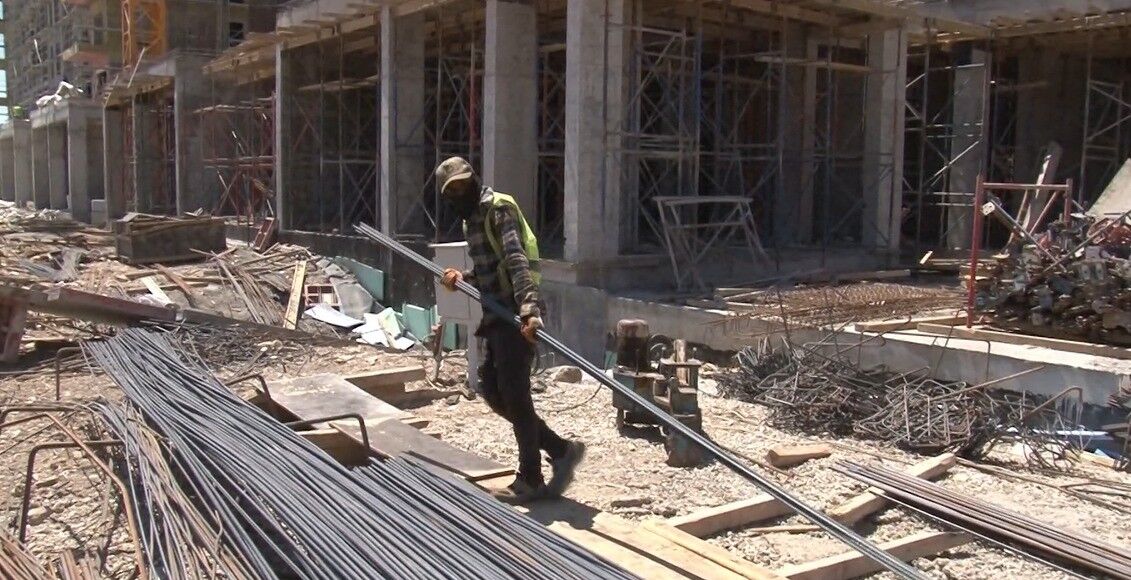 Kahramanmaraş'ta İnşaat İşçileri 45 Derecede Deprem Konutlarını İnşa Ediyor (5)