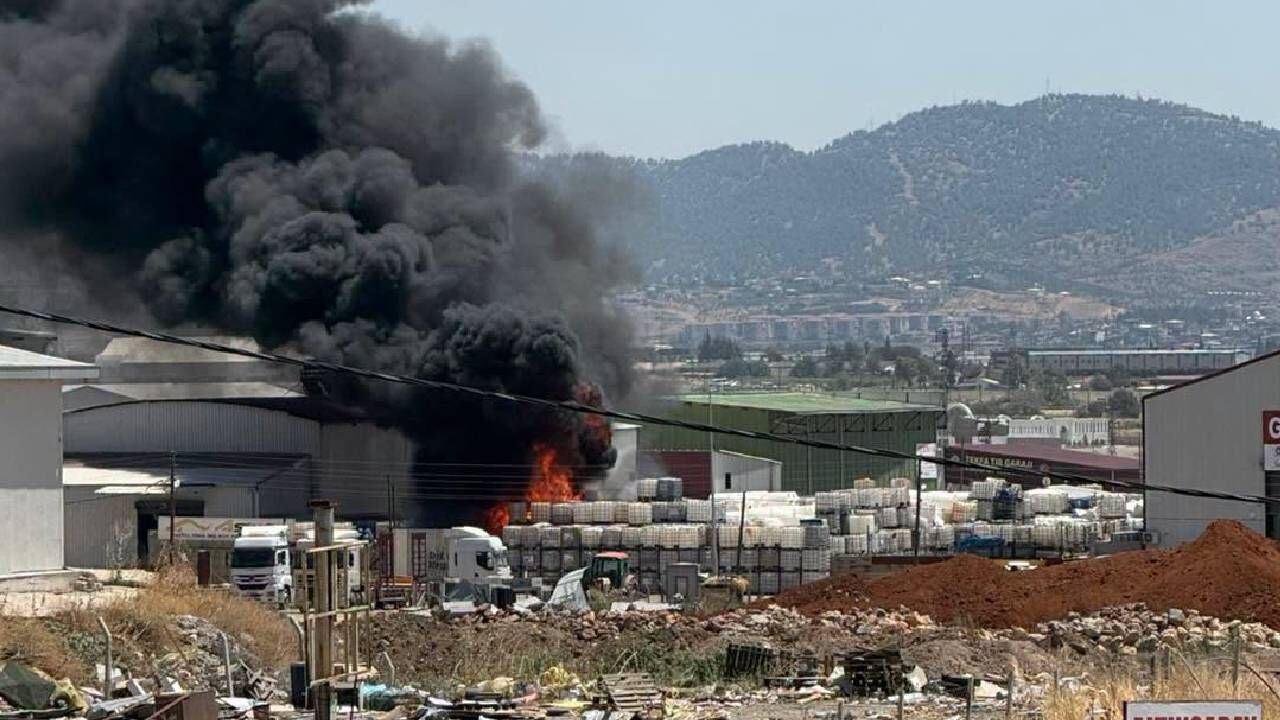 Kahramanmaraş’ta plastik fabrikasında korkutan yangın