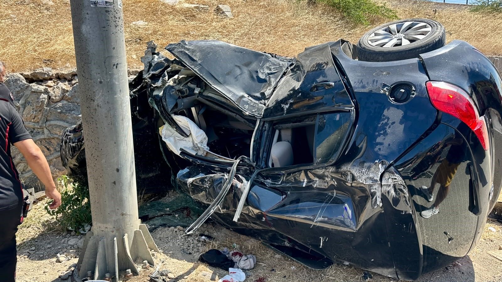 Kahramanmaraş'ta Otomobil KGYS Direğine Çarptı: 2 Kişi Ağır Yaralandı