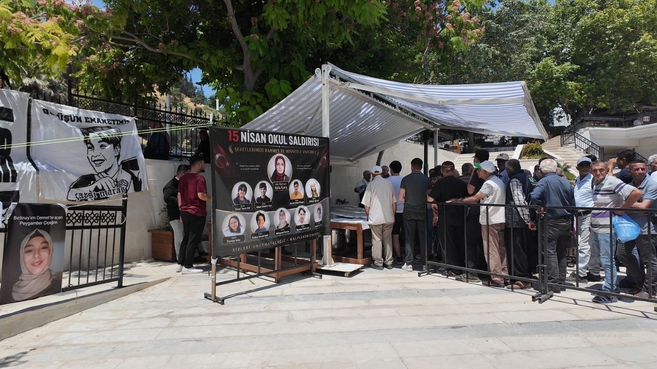 Kahramanmaraş'ta Saldırıda Hayatını Kaybeden Öğretmen Ve Öğrenciler İçin Aşure Dağıtıldı (1)