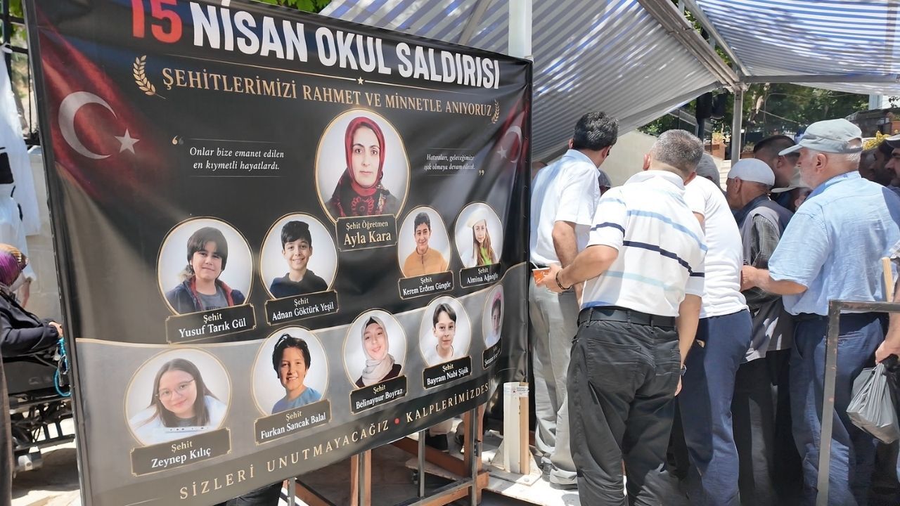 Kahramanmaraş'ta Saldırıda Hayatını Kaybeden Öğretmen Ve Öğrenciler İçin Aşure Dağıtıldı (3)