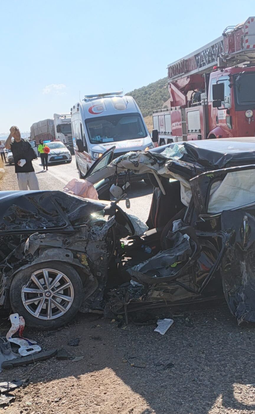 Kahramanmaraş'ta Yolcu Otobüsü Ile Otomobil Çarpıştı 2'Si Ağır, 4 Yaralı (2)