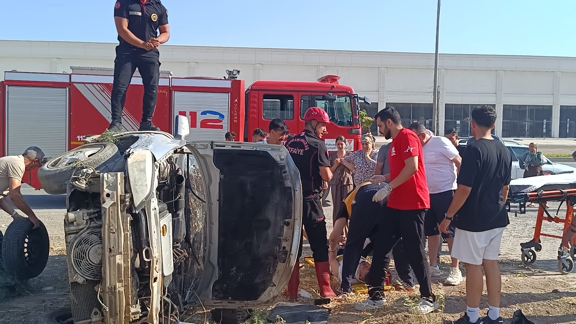 Kahramanmaraş'taki Trafik Kazasında Araçta Sıkışan 2 Kişi Kurtarıldı-2
