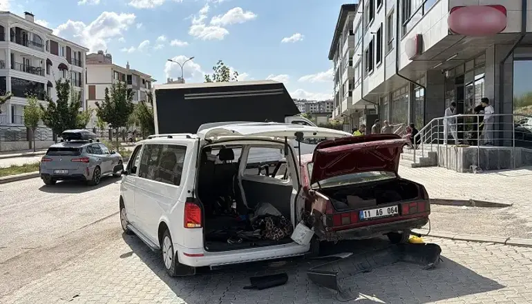 Kamyonet Ile Minibüs Çarpıştı 7 Kişi Yaralandı (2)