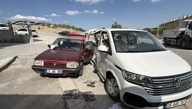 Kamyonet Ile Minibüs Çarpıştı 7 Kişi Yaralandı (3)