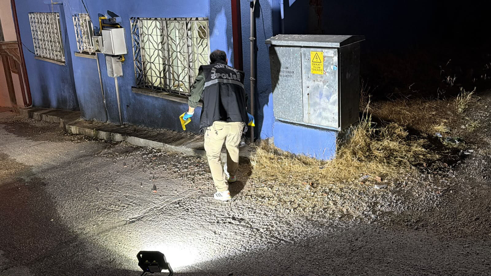 Kapüşonlu Kundakçı Her Yerde Aranıyor! Evin Önünü Ateşe Verdi (3)
