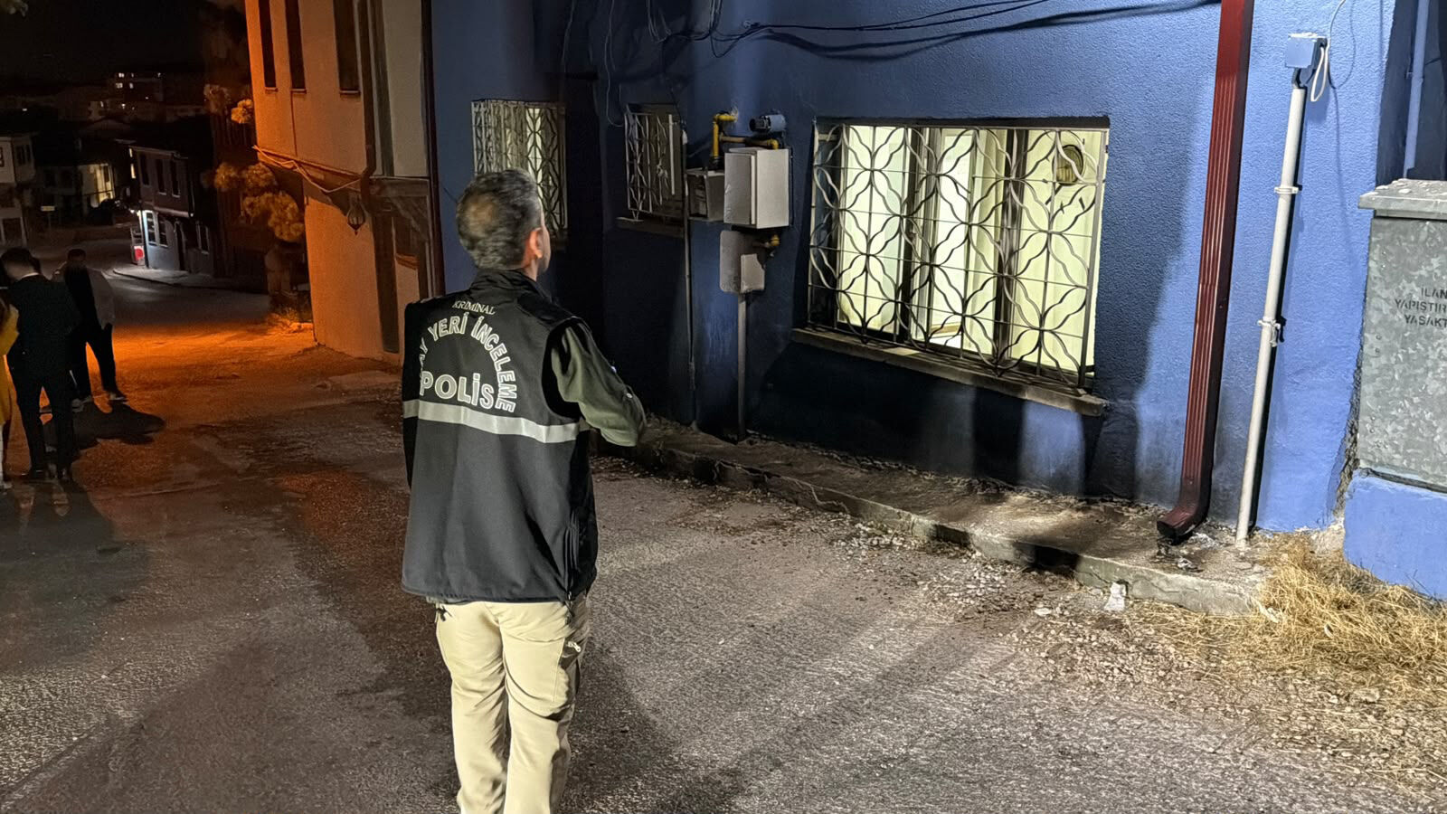 Kapüşonlu Kundakçı Her Yerde Aranıyor! Evin Önünü Ateşe Verdi (5)