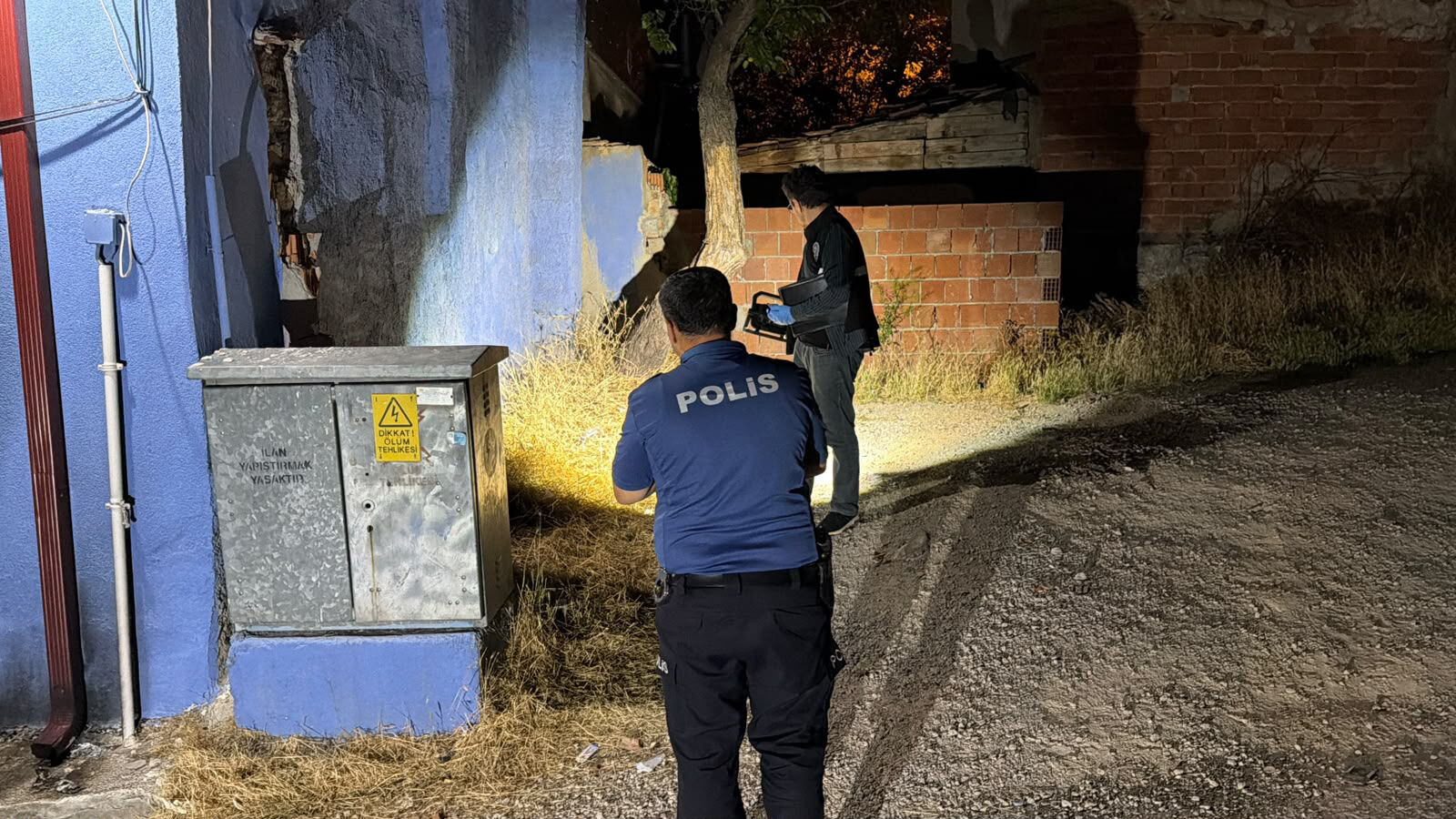 Kapüşonlu Kundakçı Her Yerde Aranıyor! Evin Önünü Ateşe Verdi (7)