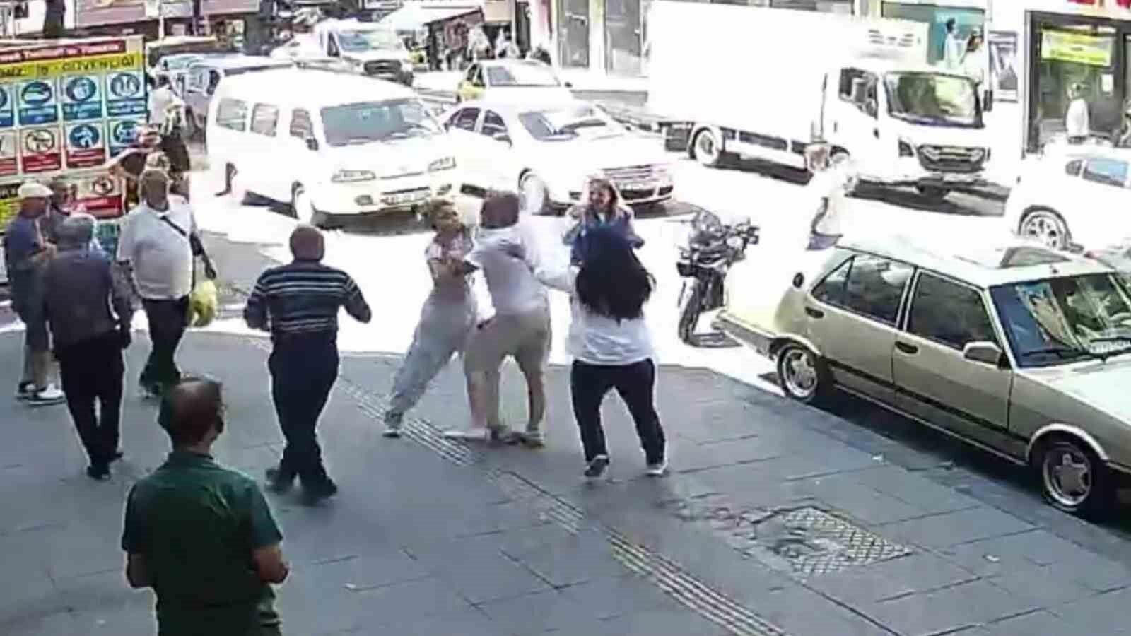 Kaza Sonrası Çıkan Kavgada Ortalık Savaş Alanına Döndü; Kadın Sürücüyü Böyle Darp Etti