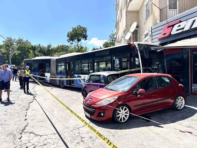 Kontrolden Çıkıp Iş Yerine Daldı 7 Yaralı (1)