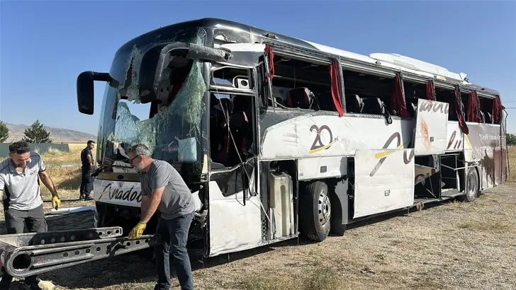 Kütahya'da Yolcu Otobüsü Devrildi 31 Kişi Yaralandı-1