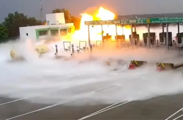 Lpg Yüklü Tanker Gişelere Çarptı 5 Ölü (2)