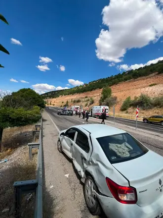 Malatya'da Düğün Konvoyunda Zincirleme Kaza; 4 Yaralı