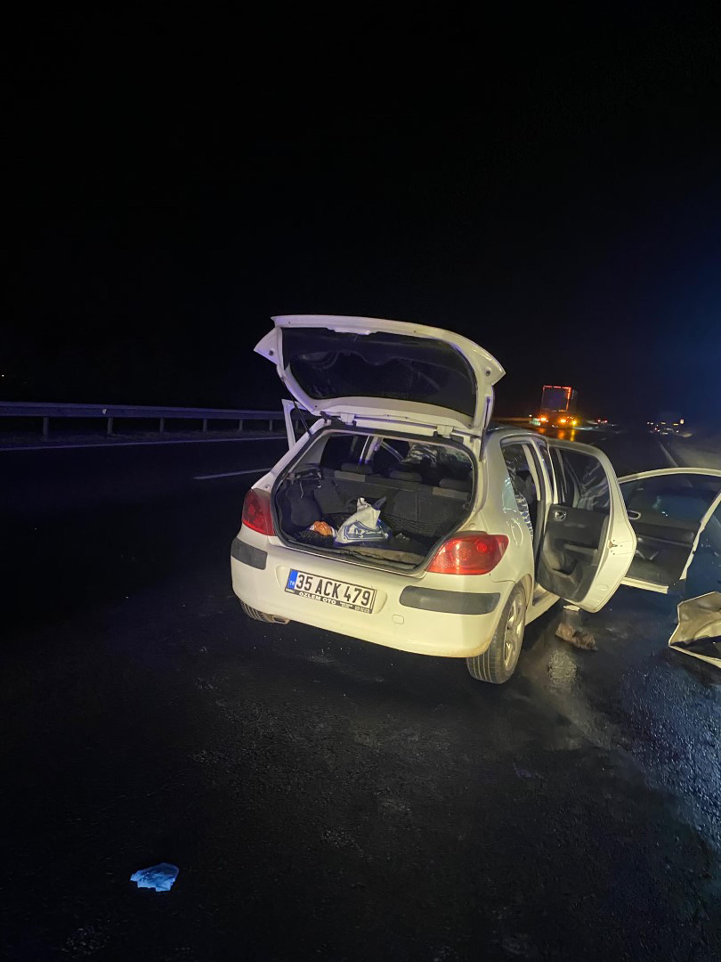 Otomobil kamyona çarptı: 1 ölü, 2'si çocuk 3 yaralı
