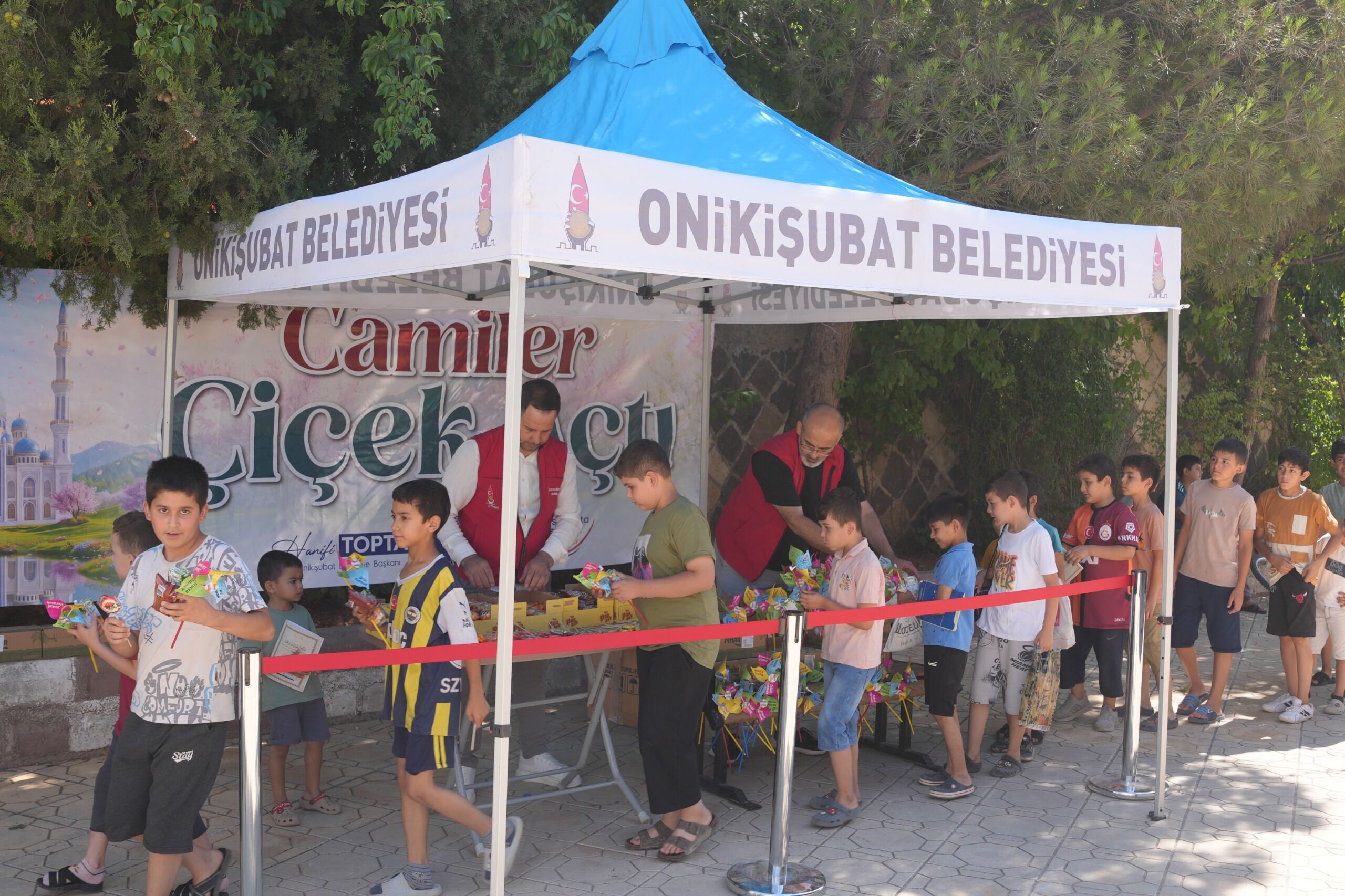 Onikişubat Belediyesi Çocukları Unutmadı! Camilerde Hediyeler Dağıtıldı (1)