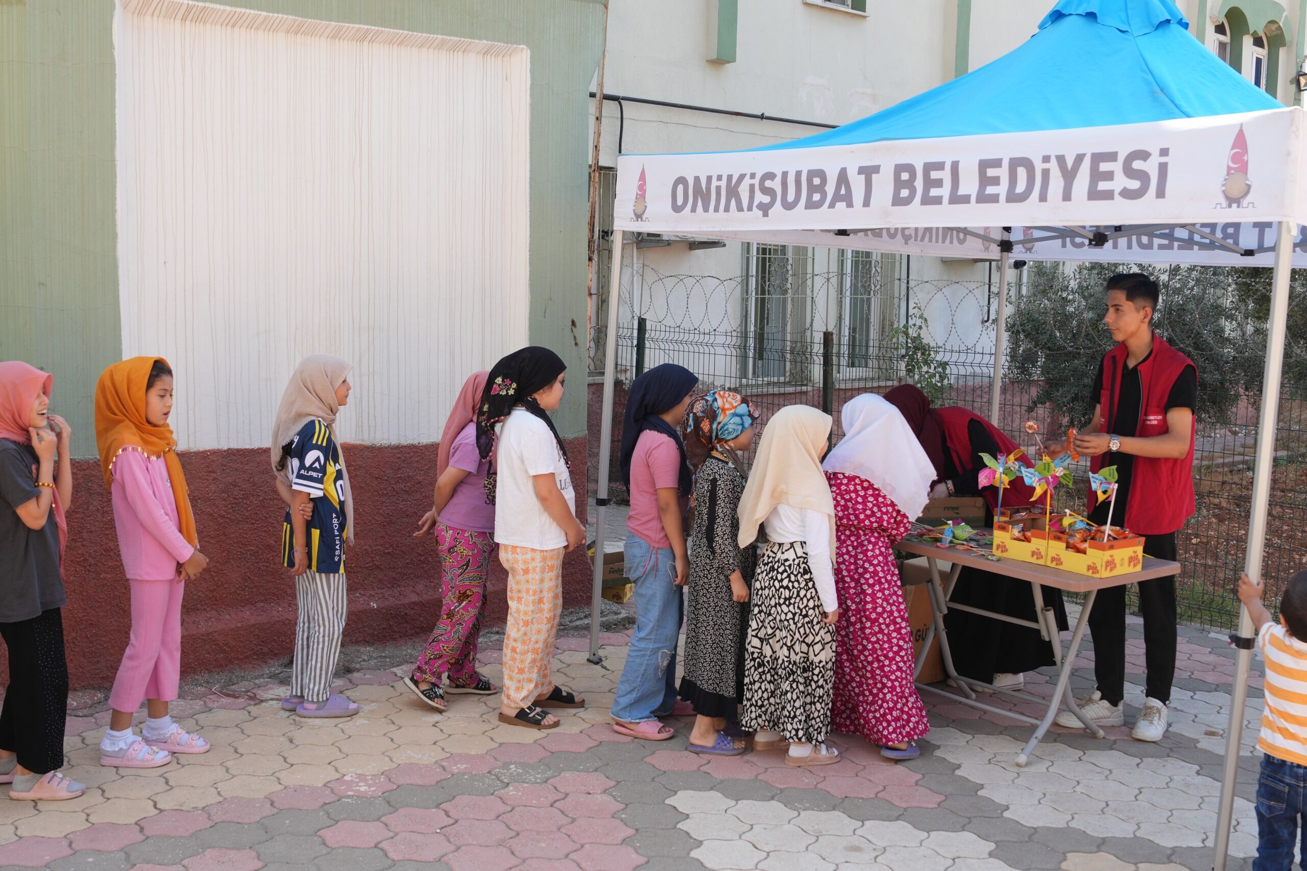Onikişubat Belediyesi Çocukları Unutmadı! Camilerde Hediyeler Dağıtıldı (5)