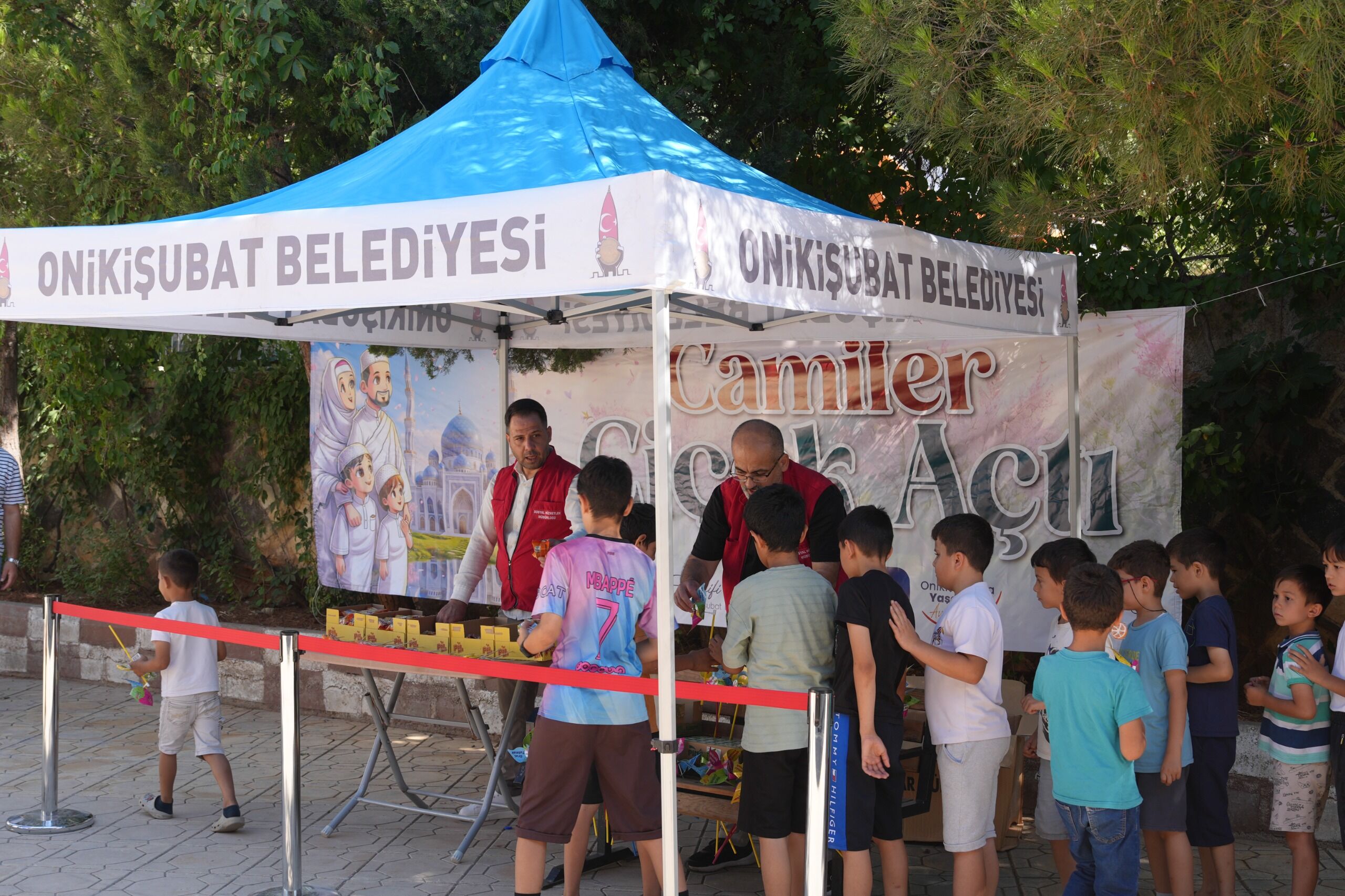 Onikişubat Belediyesi Çocukları Unutmadı! Camilerde Hediyeler Dağıtıldı (7)