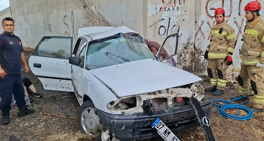 Otomobil Beton Duvara Çarptı 3 Ölü, 2 Ağır Yaralı (1)