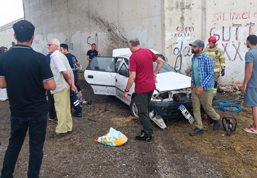 Otomobil Beton Duvara Çarptı 3 Ölü, 2 Ağır Yaralı (3)