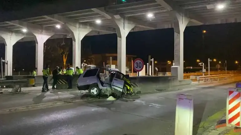 Otomobil, Otoyol Gişelerinin Beton Bariyerine Çarptı; 1 Ölü