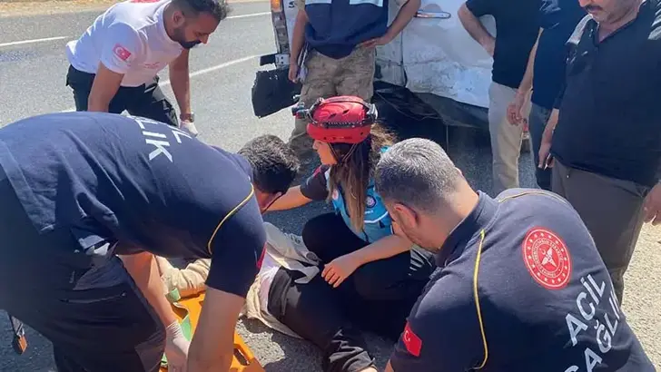 Otomobil Yolcu Minibüsüne Arkadan Çarptı; 12 Yaralı