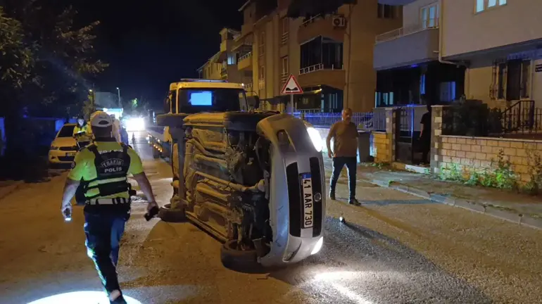 Park Halindeki Araca Çarpıp Devrilen Otomobilin Sürücüsü Kaçtı (1)